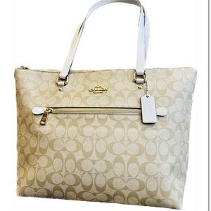 New Coach commuter / totes/ carryall bag with zipped pocket in the front.